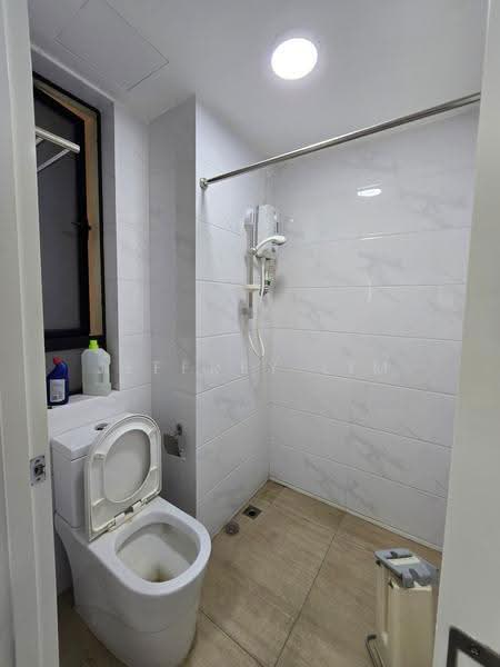 Kediaman Servis untuk Dijual di Country Garden Central Park - Jeffrey Lim - Bathroom - PropertyGuru.com.my
