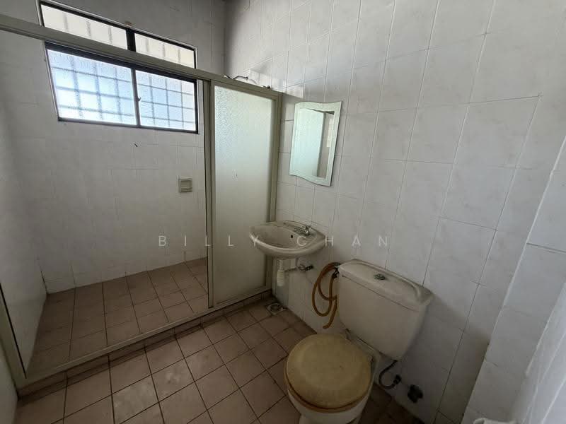Rumah Berkembar untuk Dijual di Taman Overseas Union (Taman Oug) (Jalan Klang Lama (Old Klang Road)) - Billy Chan - Bathroom - PropertyGuru.com.my