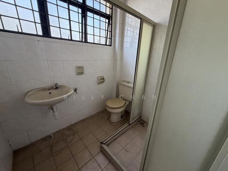Rumah Berkembar untuk Dijual di Taman Overseas Union (Taman Oug) (Jalan Klang Lama (Old Klang Road)) - Billy Chan - Bathroom - PropertyGuru.com.my