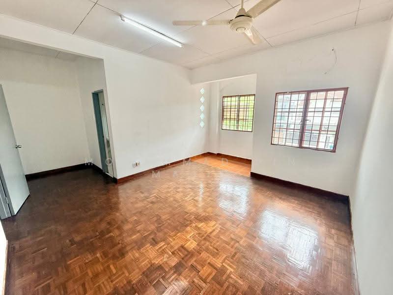 Rumah Teres 2-Tingkat untuk Dijual di Seksyen 31 (Shah Alam) - Mohammad Din Majid - Living Room - PropertyGuru.com.my