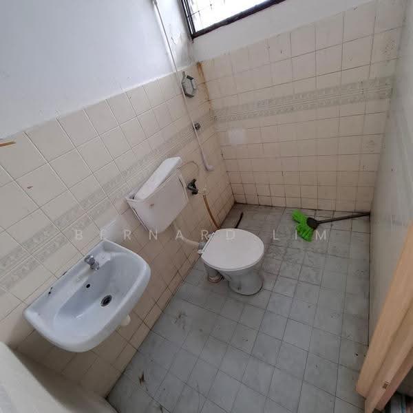 Rumah Teres 2-Tingkat untuk Disewa di Bandar Baru Permas Jaya (Permas Jaya) - Bernard Lim - Bathroom - PropertyGuru.com.my