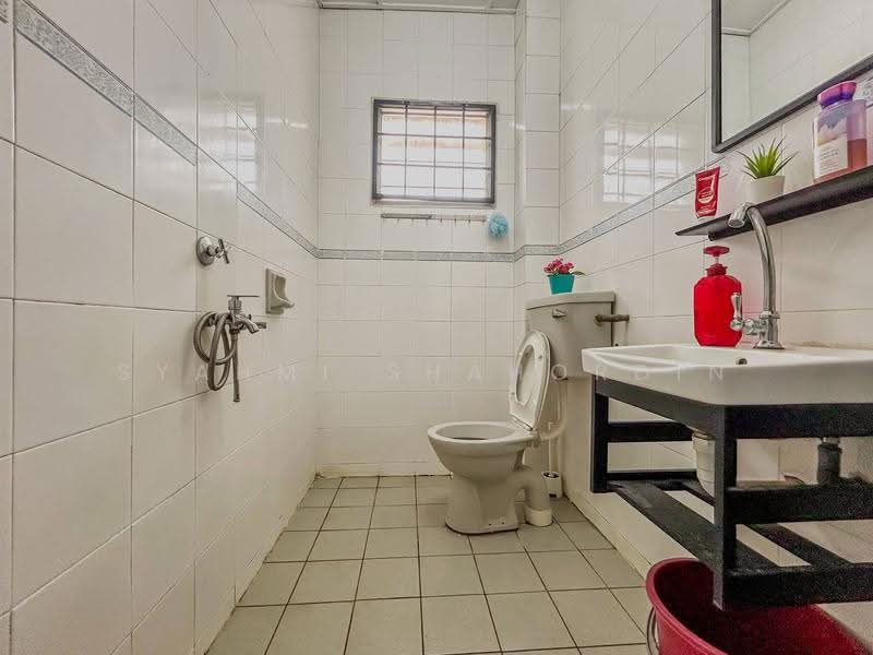 Rumah Teres 2-Tingkat untuk Dijual di Taman Bunga Negara (Shah Alam) - Syahmi Shahordin - Bathroom - PropertyGuru.com.my
