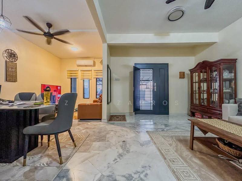 2-storey Terraced House for Sale in Taman Bunga Negara (Shah Alam) - Izzat Zamros - Living Room - PropertyGuru.com.my