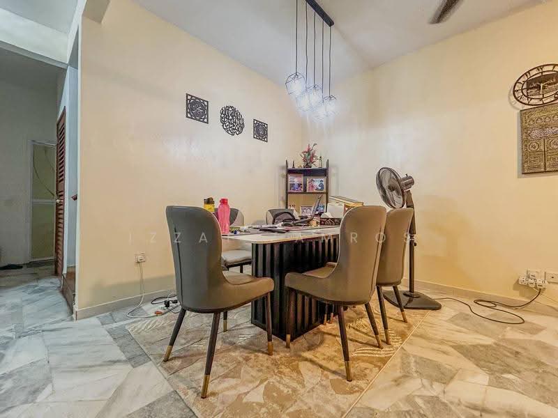 2-storey Terraced House for Sale in Taman Bunga Negara (Shah Alam) - Izzat Zamros - Dining Room - PropertyGuru.com.my