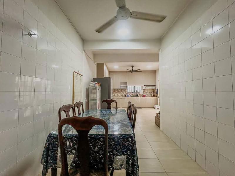 2-storey Terraced House for Sale in Taman Bunga Negara (Shah Alam) - Izzat Zamros - Dining Room - PropertyGuru.com.my