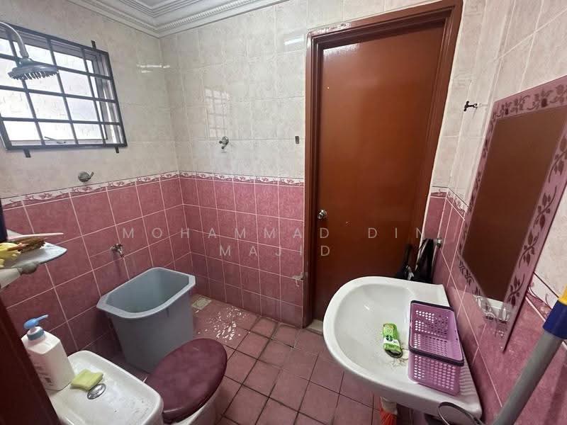 2-storey Terraced House for Sale in Taman Bukit Subang (Shah Alam) - Mohammad Din Majid - Bathroom - PropertyGuru.com.my