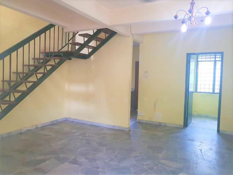 Rumah Teres 2-Tingkat untuk Dijual di Taman Pinggiran Putra (Seri Kembangan) - Brandon Yee - Living Room - PropertyGuru.com.my