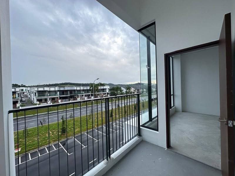 Shop / Office for Rent in Austin Crest (Johor Bahru) - Jercy Ten - Balcony - PropertyGuru.com.my