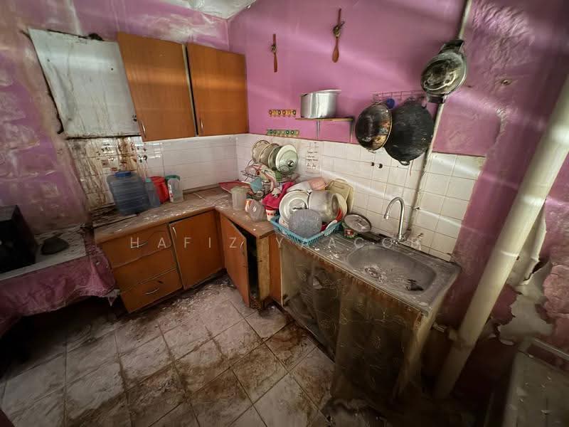 Apartment for Sale at Taman Bunga Raya, Bukit Beruntung - Hafiz Yaacob - Kitchen - PropertyGuru.com.my