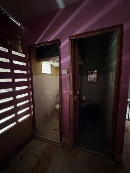 Apartment for Sale at Taman Bunga Raya, Bukit Beruntung - Hafiz Yaacob - Bathroom - PropertyGuru.com.my