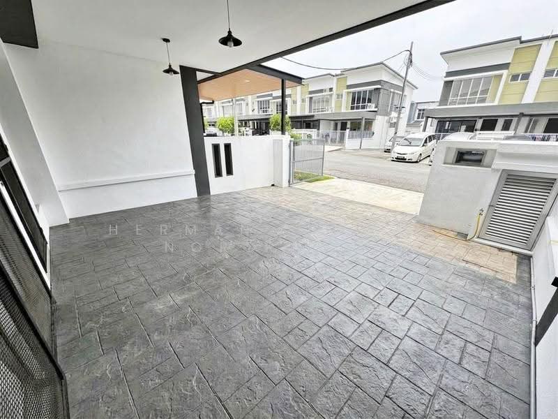 Terraced House for Sale in Hulu Langat (Selangor) - Herman Sazwan Nor Rahim - Car Porch - PropertyGuru.com.my