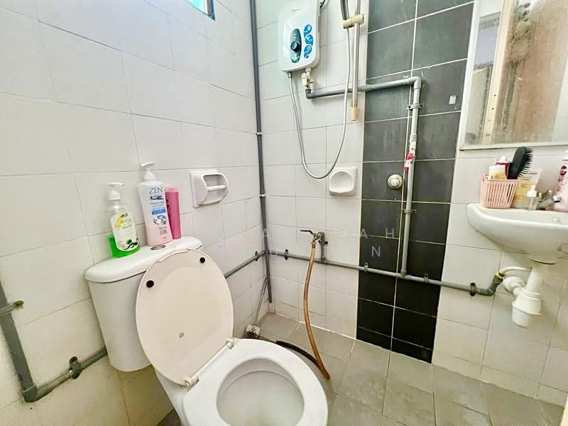 Pangsapuri untuk Dijual di Seri Atria Apartment - NORFADILAH ZAINUDDIN - Bathroom - PropertyGuru.com.my