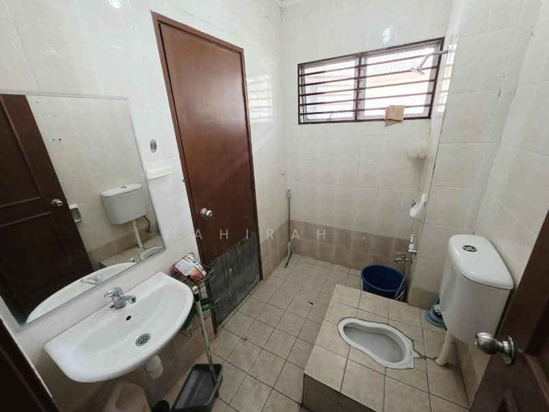 Rumah Teres untuk Dijual di Taman Pinggiran Usj (Subang Jaya) - Mahirah . - Bathroom - PropertyGuru.com.my