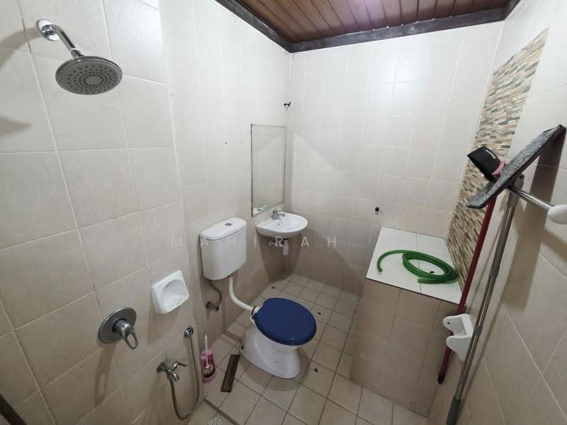 Rumah Teres untuk Dijual di Taman Pinggiran Usj (Subang Jaya) - Mahirah . - Bathroom - PropertyGuru.com.my