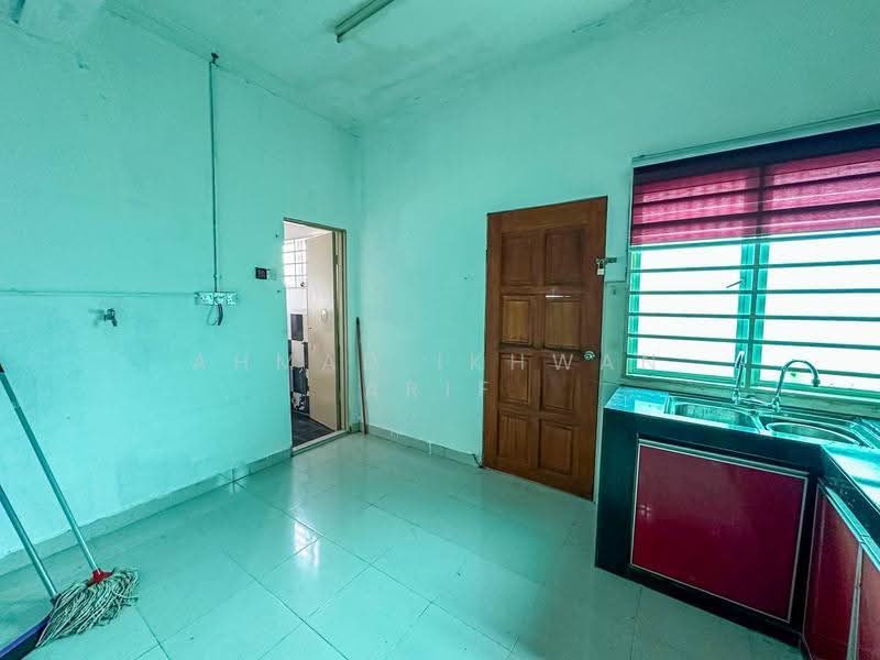 Semi-Detached House for Sale in Taman Pelangi Semenyih 2 (Semenyih) - Ahmad Ikhwan Arif - Kitchen - PropertyGuru.com.my