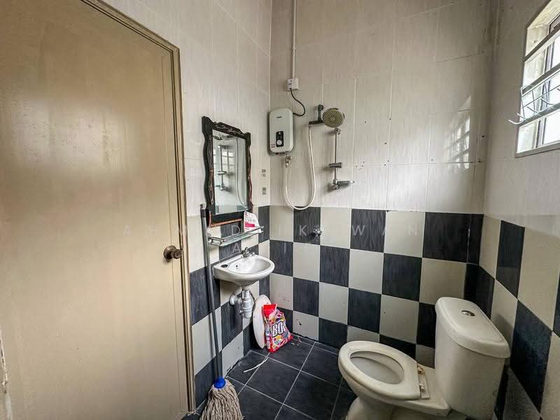 Semi-Detached House for Sale in Taman Pelangi Semenyih 2 (Semenyih) - Ahmad Ikhwan Arif - Bathroom - PropertyGuru.com.my