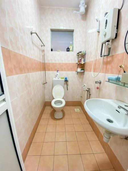 Pangsapuri untuk Dijual di Pangsapuri Seri Pinang - Ahmad Ikhwan Arif - Bathroom - PropertyGuru.com.my