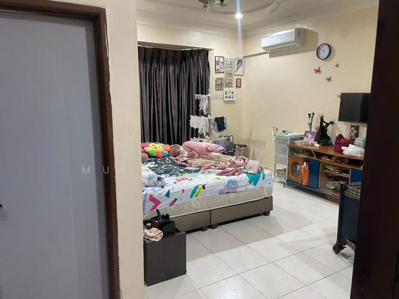2-storey Terraced House for Sale in Taman Tampoi Utama (Johor Bahru) - Mukhriez Mesh - Masterbed - PropertyGuru.com.my