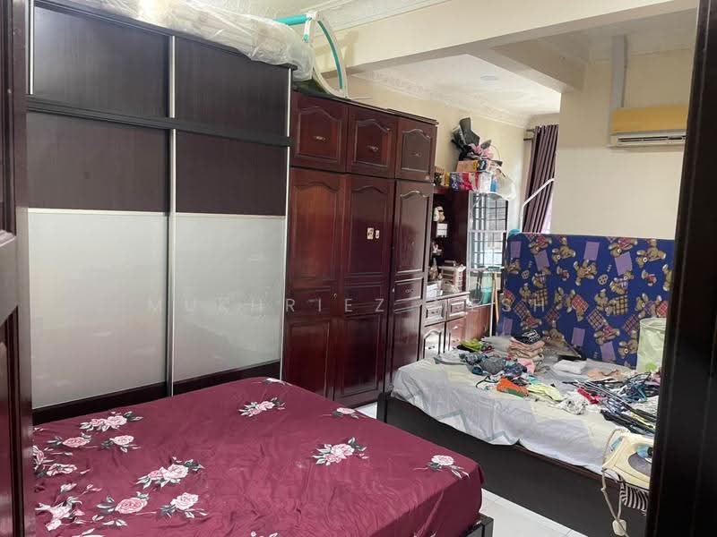 2-storey Terraced House for Sale in Taman Tampoi Utama (Johor Bahru) - Mukhriez Mesh - Bedroom 1 - PropertyGuru.com.my
