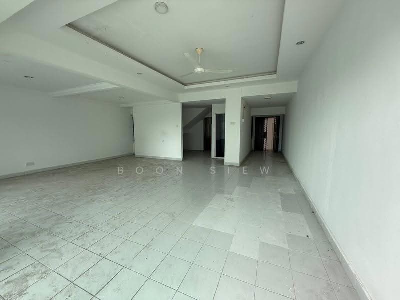 Pangsapuri untuk Dijual di University Place (Plaza Ivory) - Boon Siew - Living Room - PropertyGuru.com.my