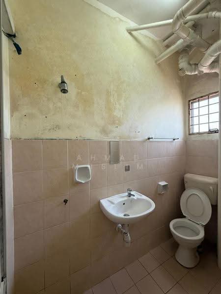 Apartment for Rent at Selesa I Resort Apartment (Pangsapuri Damai Mewah B) - Ahmad Muslim - Bathroom - PropertyGuru.com.my