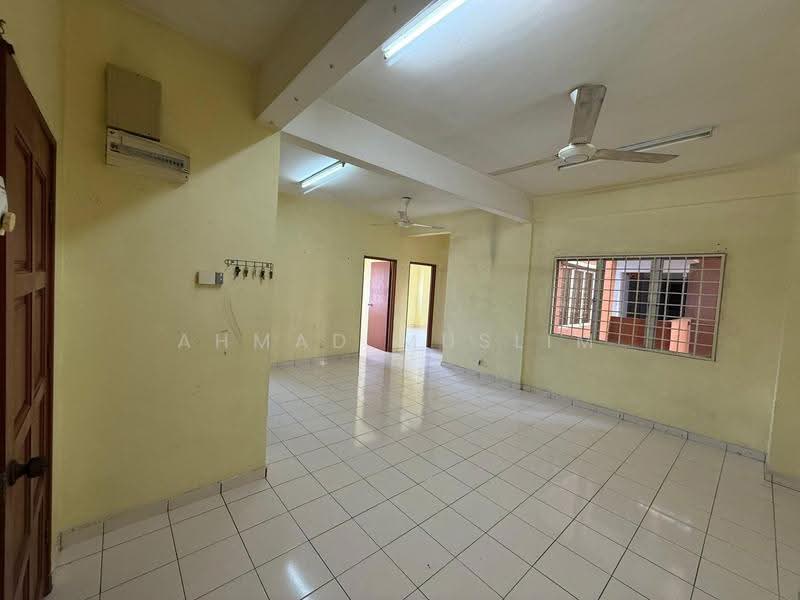 Apartment for Rent at Selesa I Resort Apartment (Pangsapuri Damai Mewah B) - Ahmad Muslim - Living Room - PropertyGuru.com.my