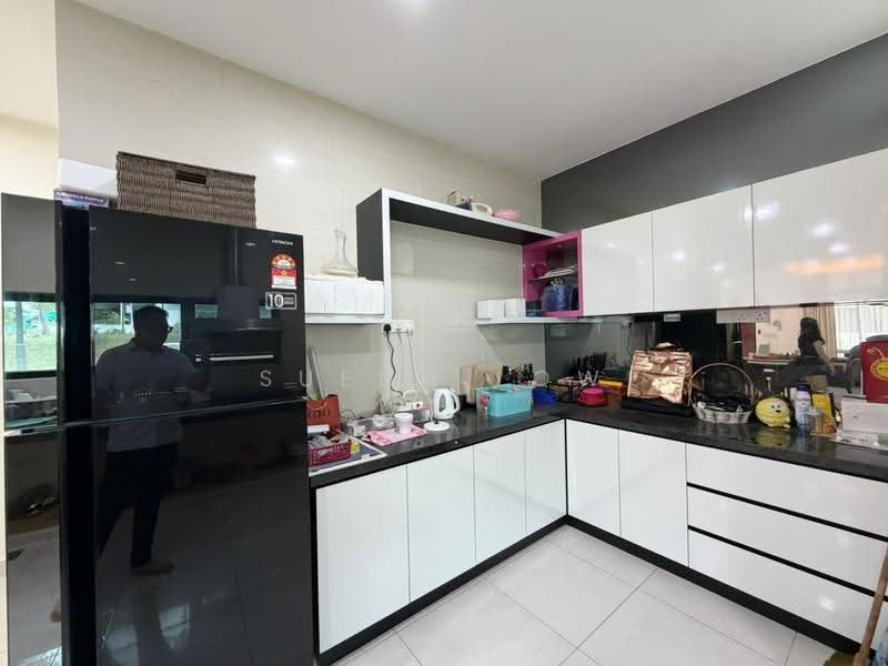 Cluster House for Sale in Taman Mount Austin (Tebrau) - Suenn Low - Kitchen - PropertyGuru.com.my