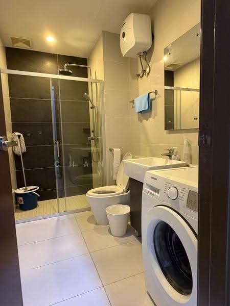 Kondominium untuk Disewa di Amberside @ Country Garden Danga Bay - Chang Kai Yin - Bathroom - PropertyGuru.com.my