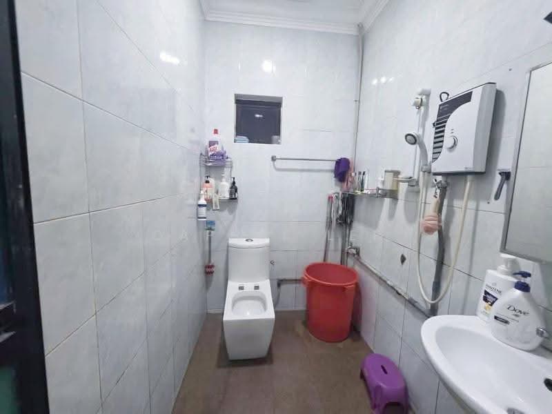 Rumah Teres 1-Tingkat untuk Disewa di Taman Johor Jaya (Johor Bahru) - Daphne Lee - Bathroom - PropertyGuru.com.my