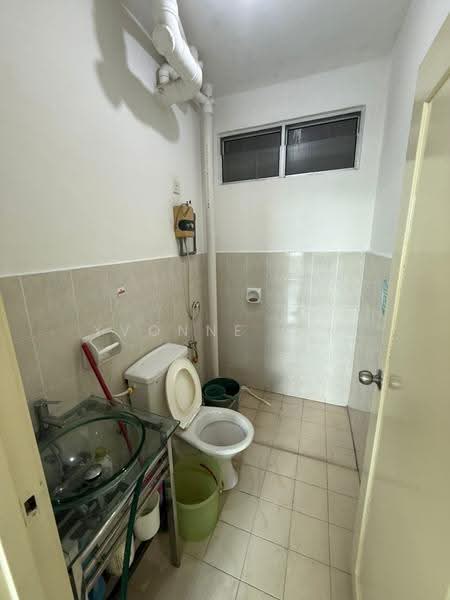 Kediaman Servis untuk Dijual di Lake View Suites - Yvonne Lim - Bathroom - PropertyGuru.com.my
