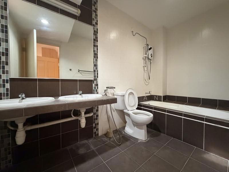 Townhouse for Sale in Meru Valley (Ipoh) - Jodie Kuan - Master Bathroom - PropertyGuru.com.my