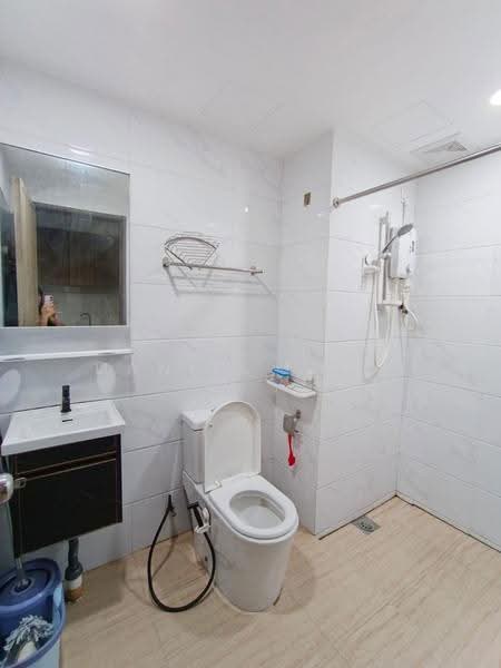 Kediaman Servis untuk Disewa di Country Garden Central Park - Daniel Ling - Bathroom - PropertyGuru.com.my