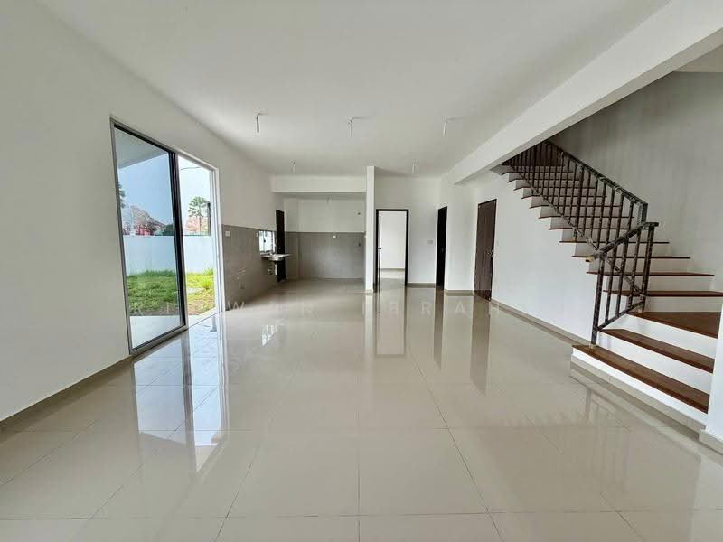Rumah Berkembar untuk Dijual di Alam Sari (Bangi) - Ridwan Ibrahim - Living Room - PropertyGuru.com.my