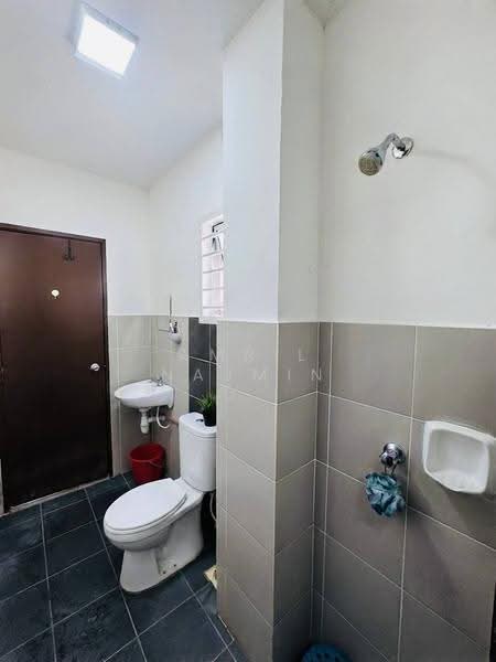 2-storey Terraced House for Sale in Taman Desiran Bayu (Puchong) - Amril Najmin - Bathroom - PropertyGuru.com.my