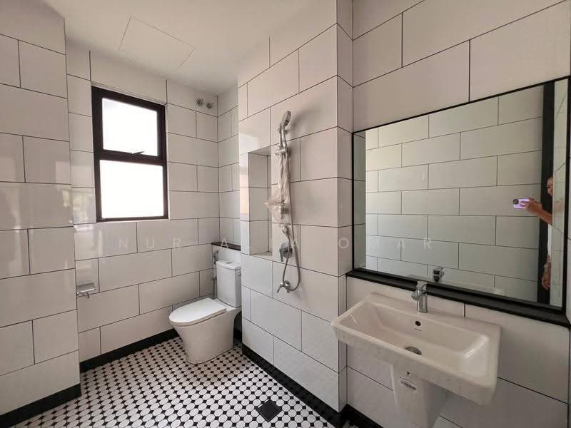 Semi-Detached House for Sale in Elmina (Shah Alam) - Nur Alia Omar - Bathroom - PropertyGuru.com.my