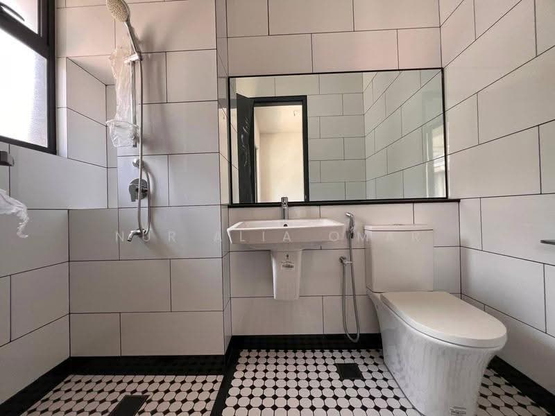 Semi-Detached House for Sale in Elmina (Shah Alam) - Nur Alia Omar - Bathroom - PropertyGuru.com.my