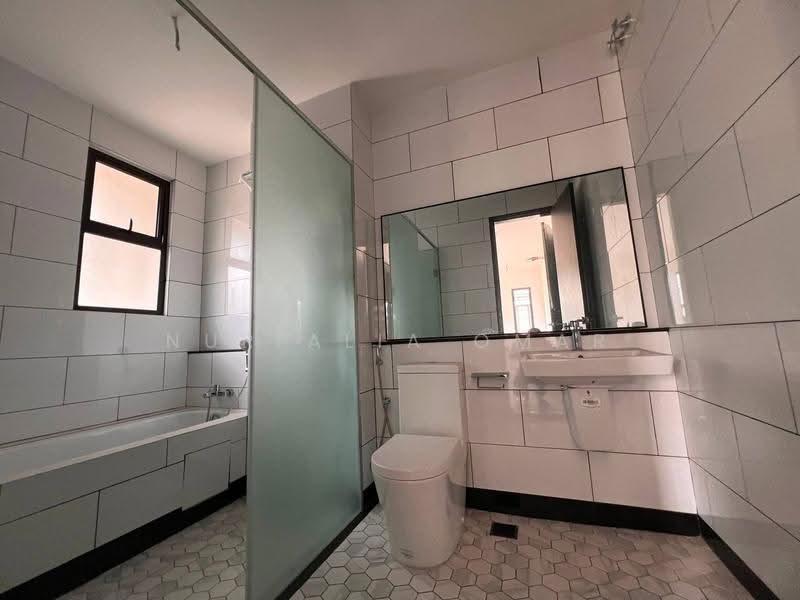 Semi-Detached House for Sale in Elmina (Shah Alam) - Nur Alia Omar - Bathroom - PropertyGuru.com.my