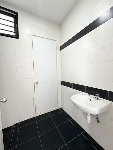 Rumah Kluster untuk Dijual di Setia Tropika (Johor Bahru) - Sharon Ong - Bathroom - PropertyGuru.com.my