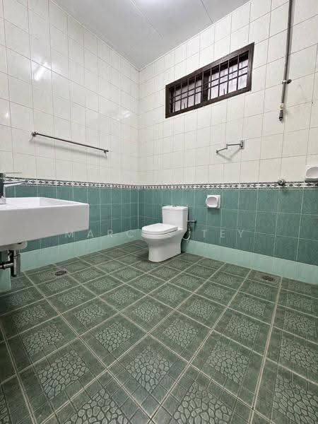 2-storey Terraced House for Sale in Taman Tampoi Indah (Tampoi) - Marcus Tey - Bathroom - PropertyGuru.com.my