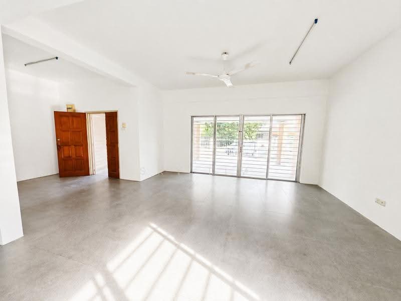 Semi-Detached House for Sale in Bandar Putra Permai (Seri Kembangan) - Sky Lim - Living Room - PropertyGuru.com.my