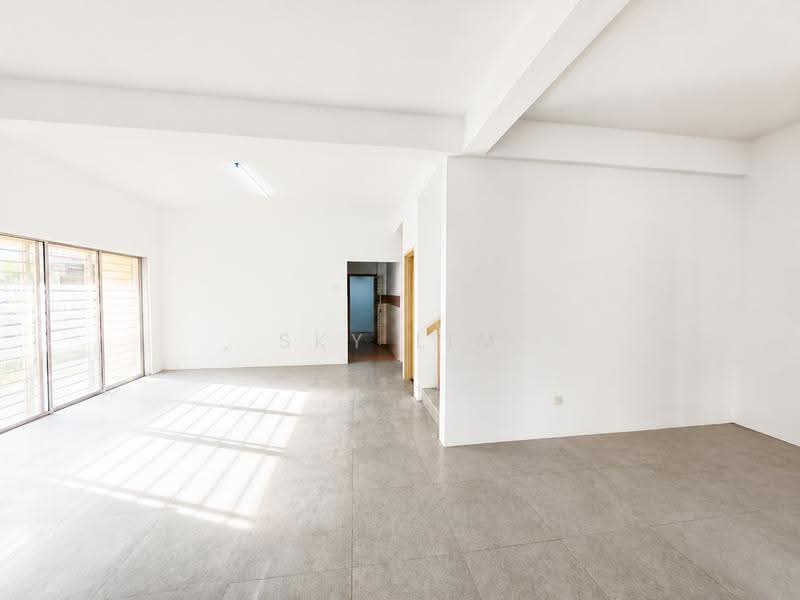 Semi-Detached House for Sale in Bandar Putra Permai (Seri Kembangan) - Sky Lim - Living Room - PropertyGuru.com.my