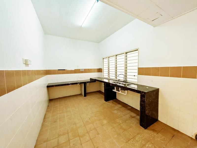 Semi-Detached House for Sale in Bandar Putra Permai (Seri Kembangan) - Sky Lim - Kitchen - PropertyGuru.com.my