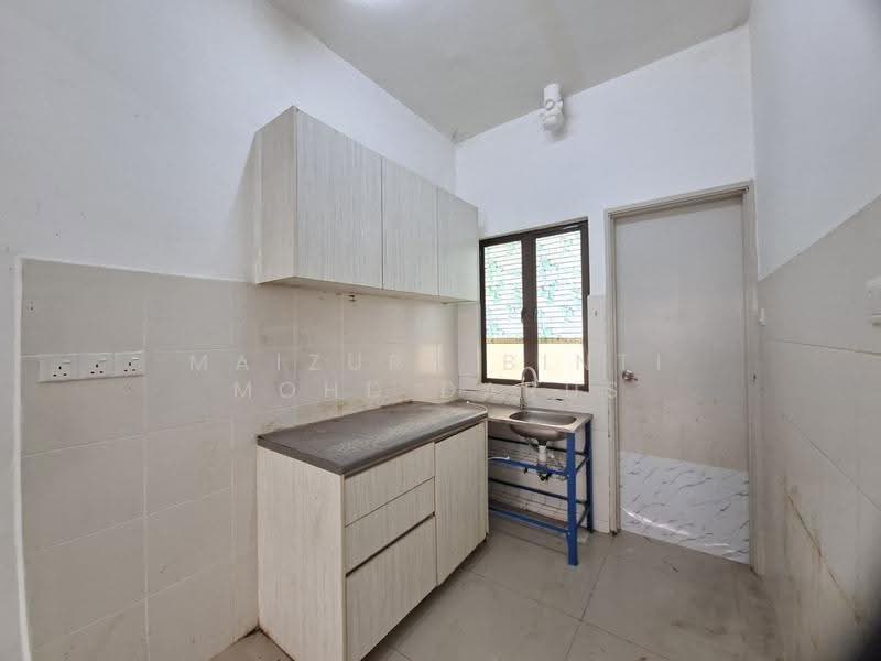 Townhouse for Sale in Bandar Tasik Kesuma (Beranang) - Maizura binti Mohd Darus - Kitchen - PropertyGuru.com.my