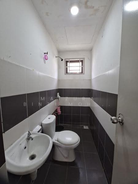 Townhouse for Sale in Bandar Tasik Kesuma (Beranang) - Maizura binti Mohd Darus - Bathroom - PropertyGuru.com.my