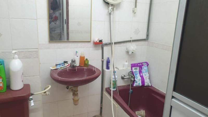 Pangsapuri untuk Dijual di Mewah View Luxurious Apartments - Keith Shum - Bathroom - PropertyGuru.com.my