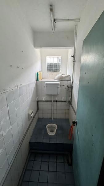 Factory for Rent in Taman Industri Bolton (Batu Caves) - GEE Lee - Bathroom - PropertyGuru.com.my