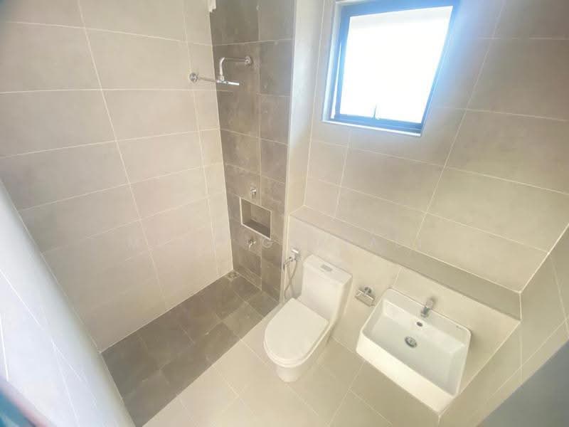 Rumah Teres 2-Tingkat untuk Dijual di Bukit Beruntung (Serendah) - Mohd Ghazali - Bathroom - PropertyGuru.com.my