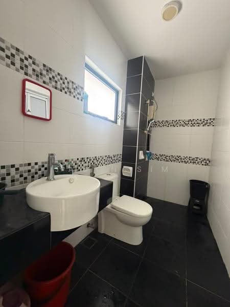 Kediaman Servis untuk Dijual di Sky View - Jason Sim - Bathroom - PropertyGuru.com.my