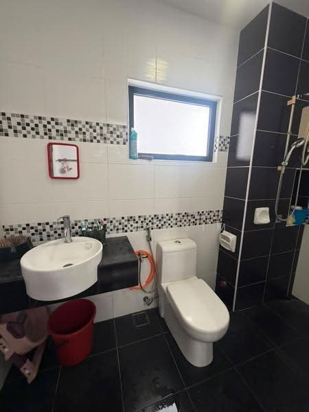 Kediaman Servis untuk Dijual di Sky View - Jason Sim - Bathroom - PropertyGuru.com.my
