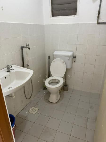 Rumah Flat untuk Dijual di Midah Ria Flat - Phyllis Leong - Bathroom - PropertyGuru.com.my